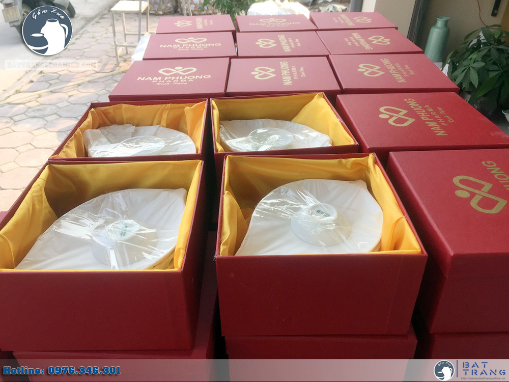 Đơn hàng 300 bộ đĩa hình cánh hoa gốm sứ bát Tràng in Logo Nam Phuong Pharma 2