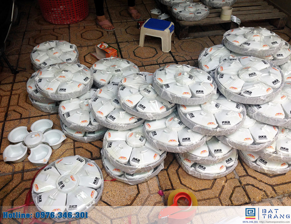 Hoàn thành đơn hàng 500 bộ khay mứt tết gốm sứ Bát Tràng in logo cho Thuận An Electronics.