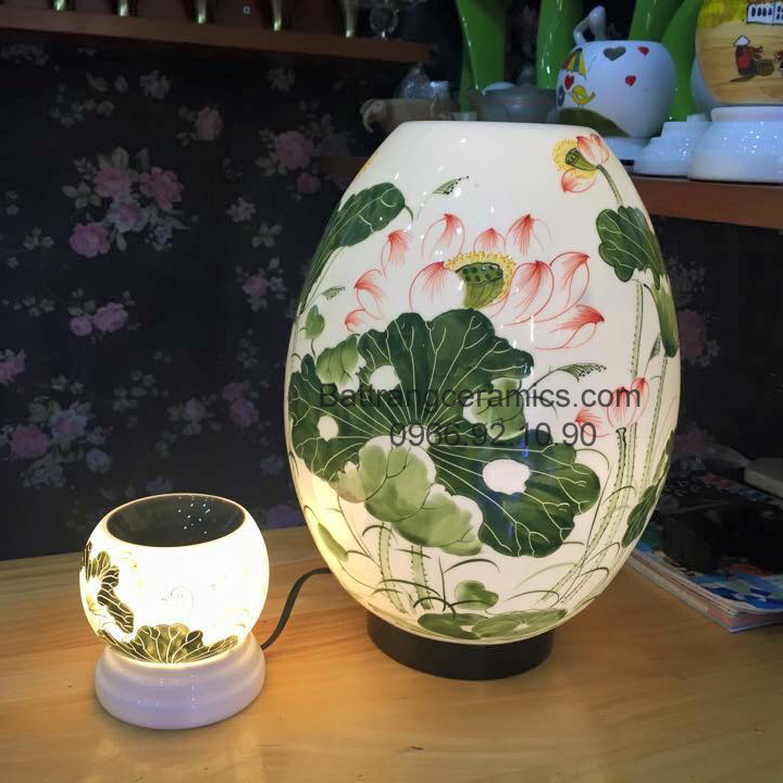 Đèn trang trí dáng trứng vẽ sen - cao 36cm