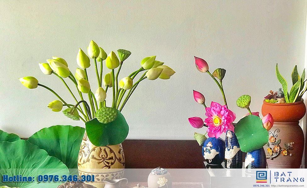 Lọ cắm hoa sen gốm sứ Bát Tràng là một sản phẩm trang trí với họa tiết hoa sen đẹp và tinh tế thể hiện bởi kỹ thuật gốm sứ tinh vi. Với kích thước nhỏ gọn, lọ cắm hoa sen Bát Tràng là lựa chọn tuyệt vời để sắp xếp những cành hoa sen tươi trên bàn làm việc hoặc bàn ăn của bạn.