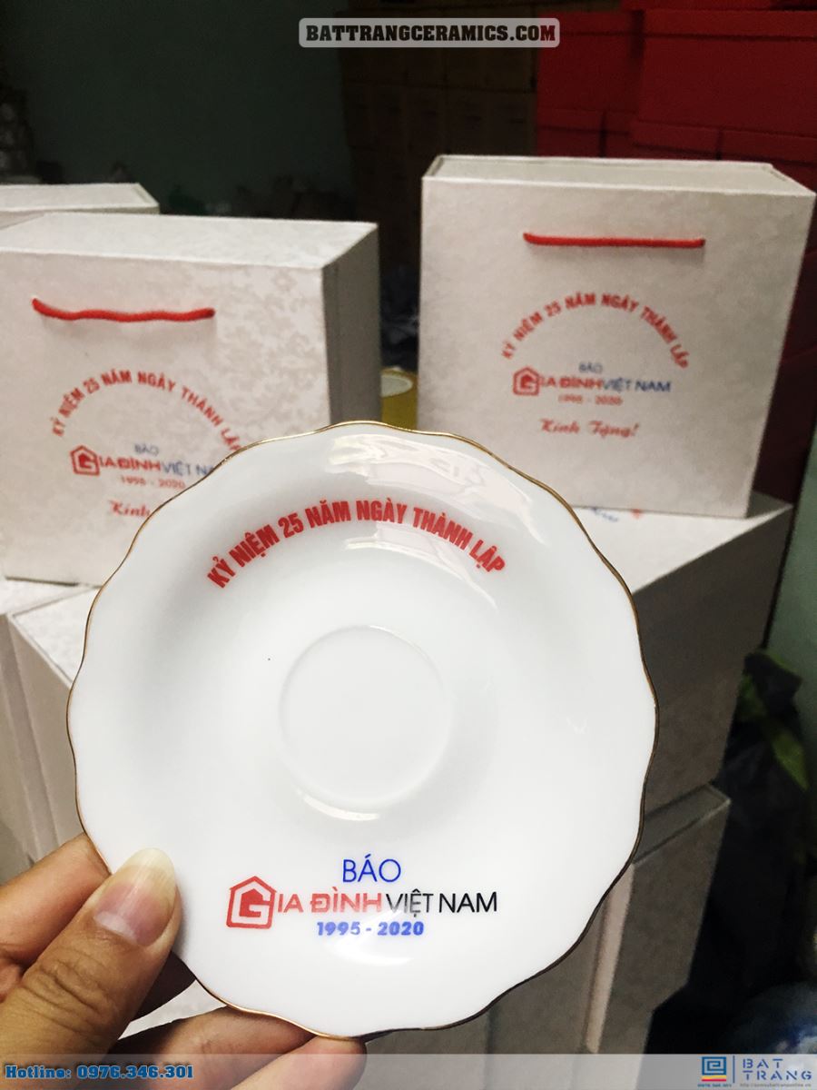 Bàn giao 100 bộ ấm chén gốm sứ bát tràng quà tặng kỷ niệm 25 năm thành lập báo Gia Đình Việt Nam 7