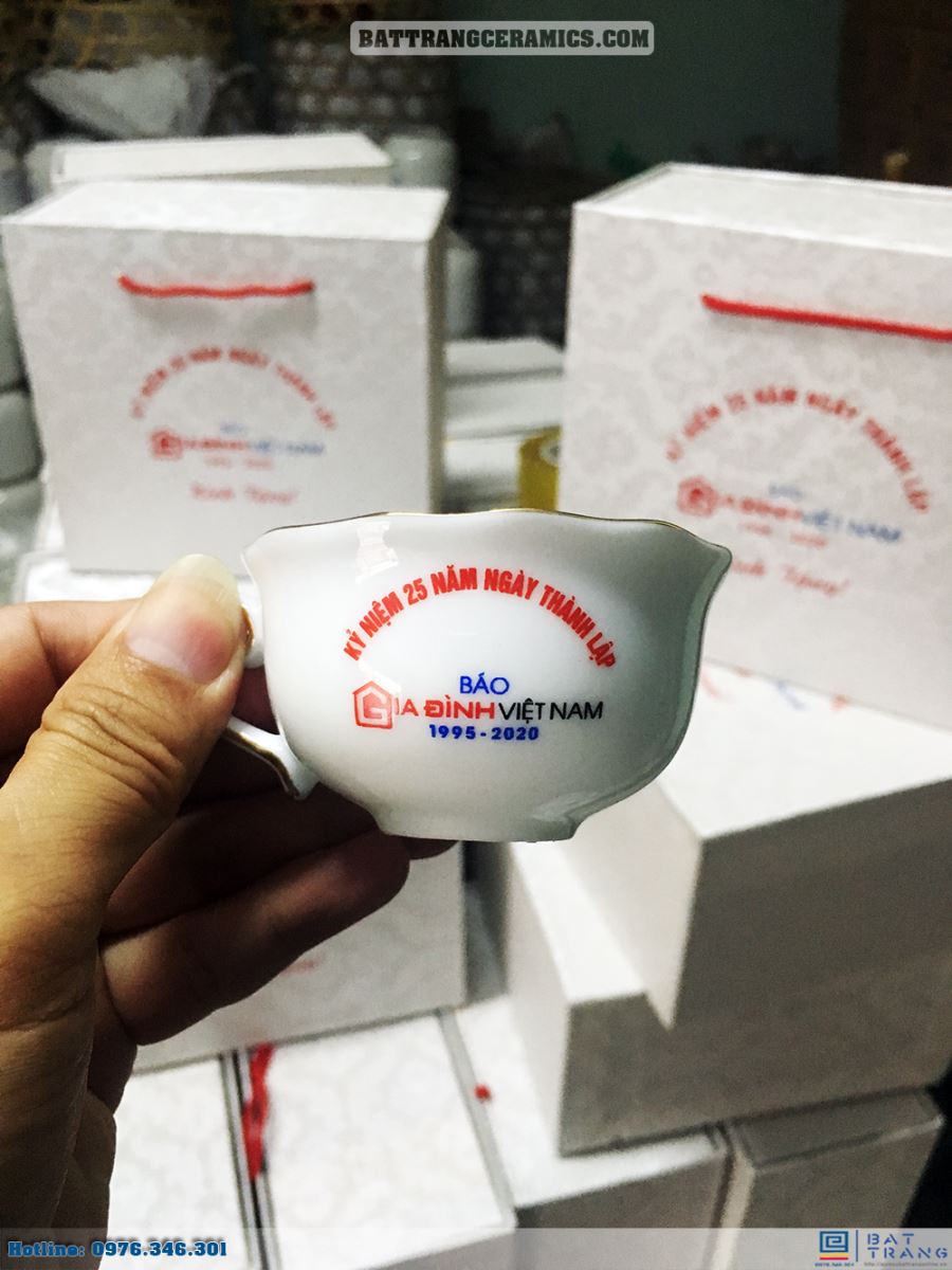 Bàn giao 100 bộ ấm chén gốm sứ bát tràng quà tặng kỷ niệm 25 năm thành lập báo Gia Đình Việt Nam 6