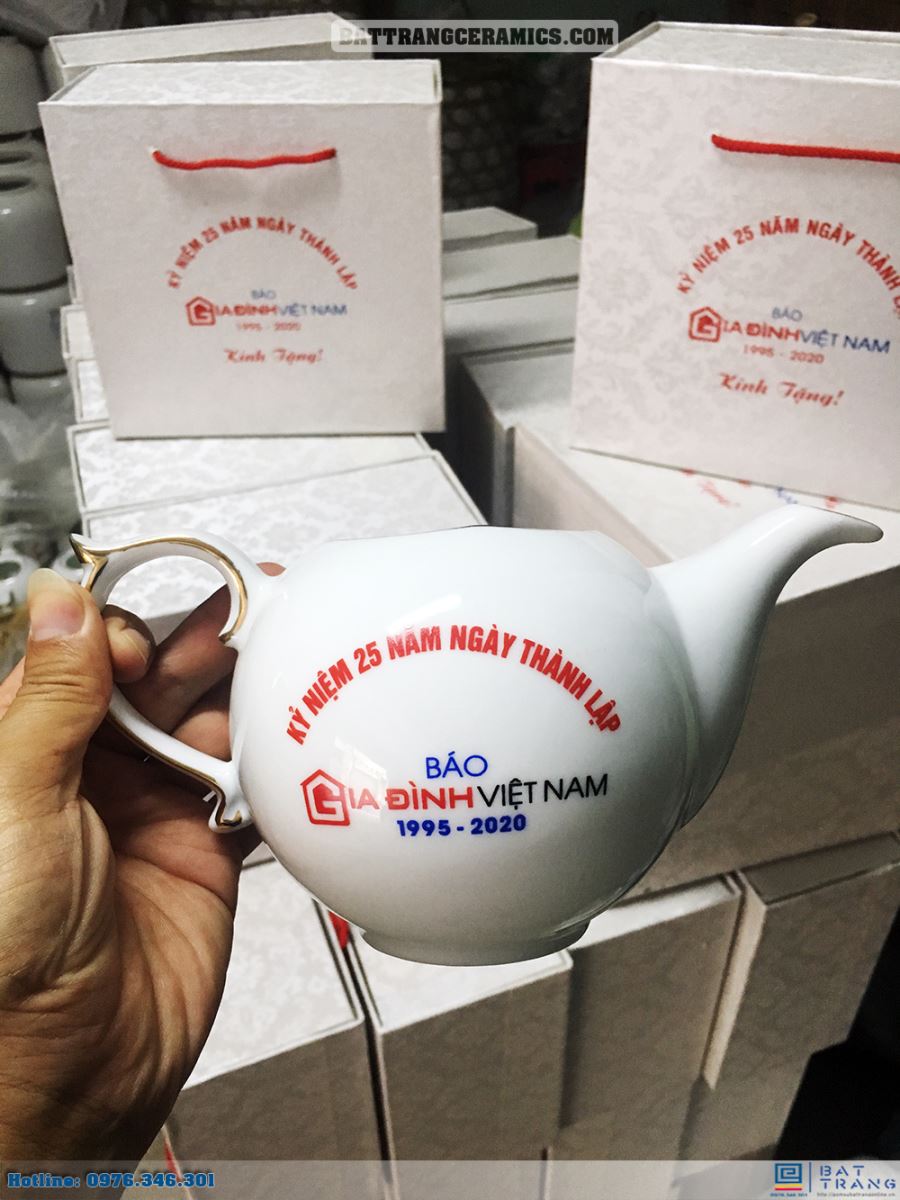 Bàn giao 100 bộ ấm chén gốm sứ bát tràng quà tặng kỷ niệm 25 năm thành lập báo Gia Đình Việt Nam 5