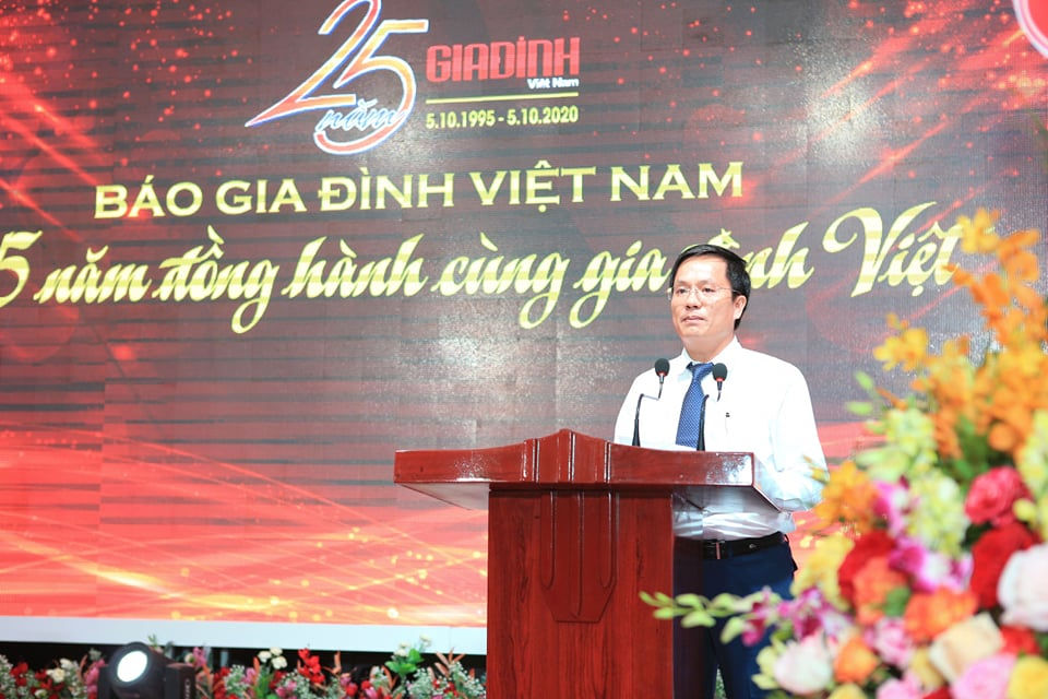 Bàn giao 100 bộ ấm chén quà tặng kỷ niệm 25 năm thành lập báo Gia Đình Việt Nam 1