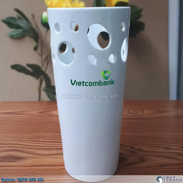 Lọ hoa sứ men trắng in logo Vietcombank quà tặng dáng cốc