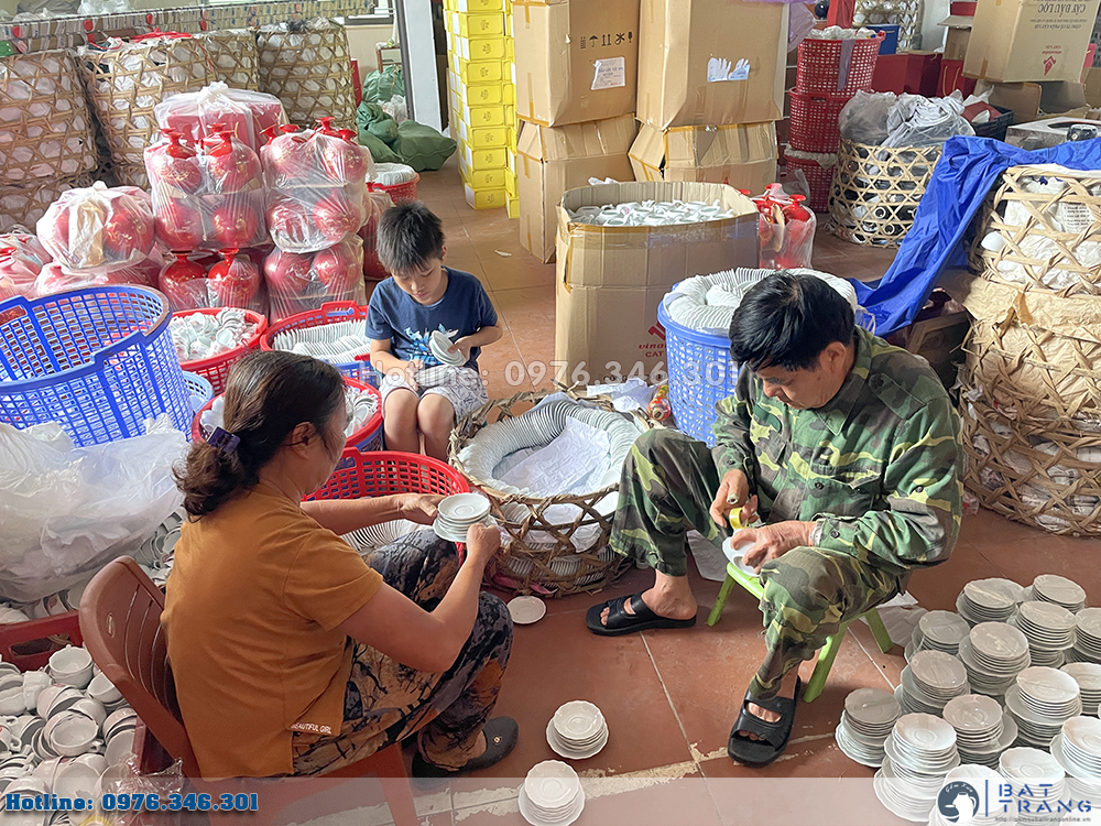 hoàn thành 1000 bộ ấm chén Bát Tràng in Logo chào mừng VESAK 2025 cho Ban trị sự Phật giáo huyện Hưng Hà, tỉnh Thái Bình. 5