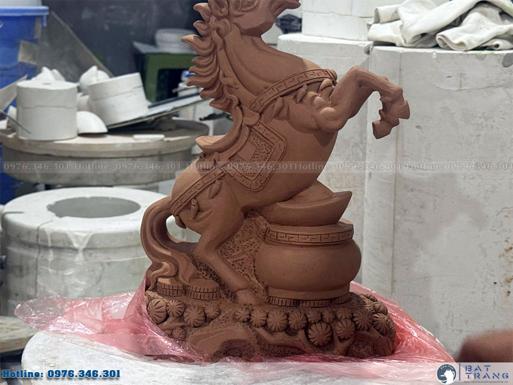 Tượng Ngựa Mạ Vàng Phong Thủy Gốm Sứ Bát Tràng 8