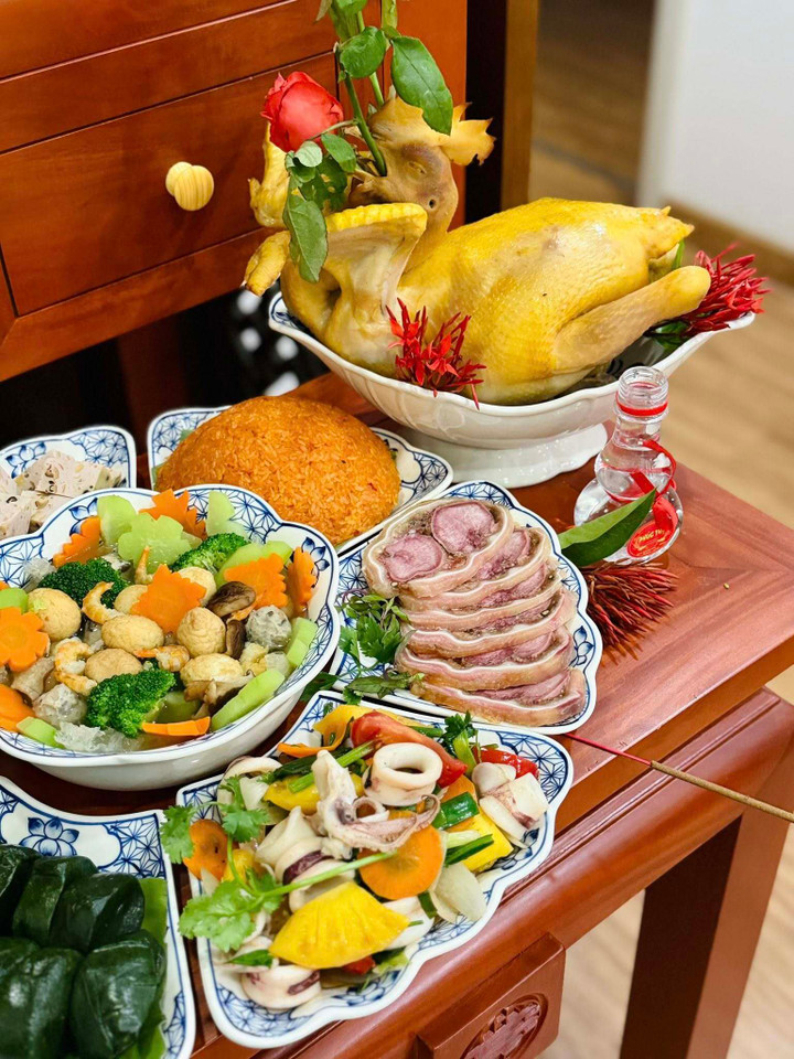 Vì sao mâm cỗ Tết không thể thiếu gà luộc nguyên con? 2