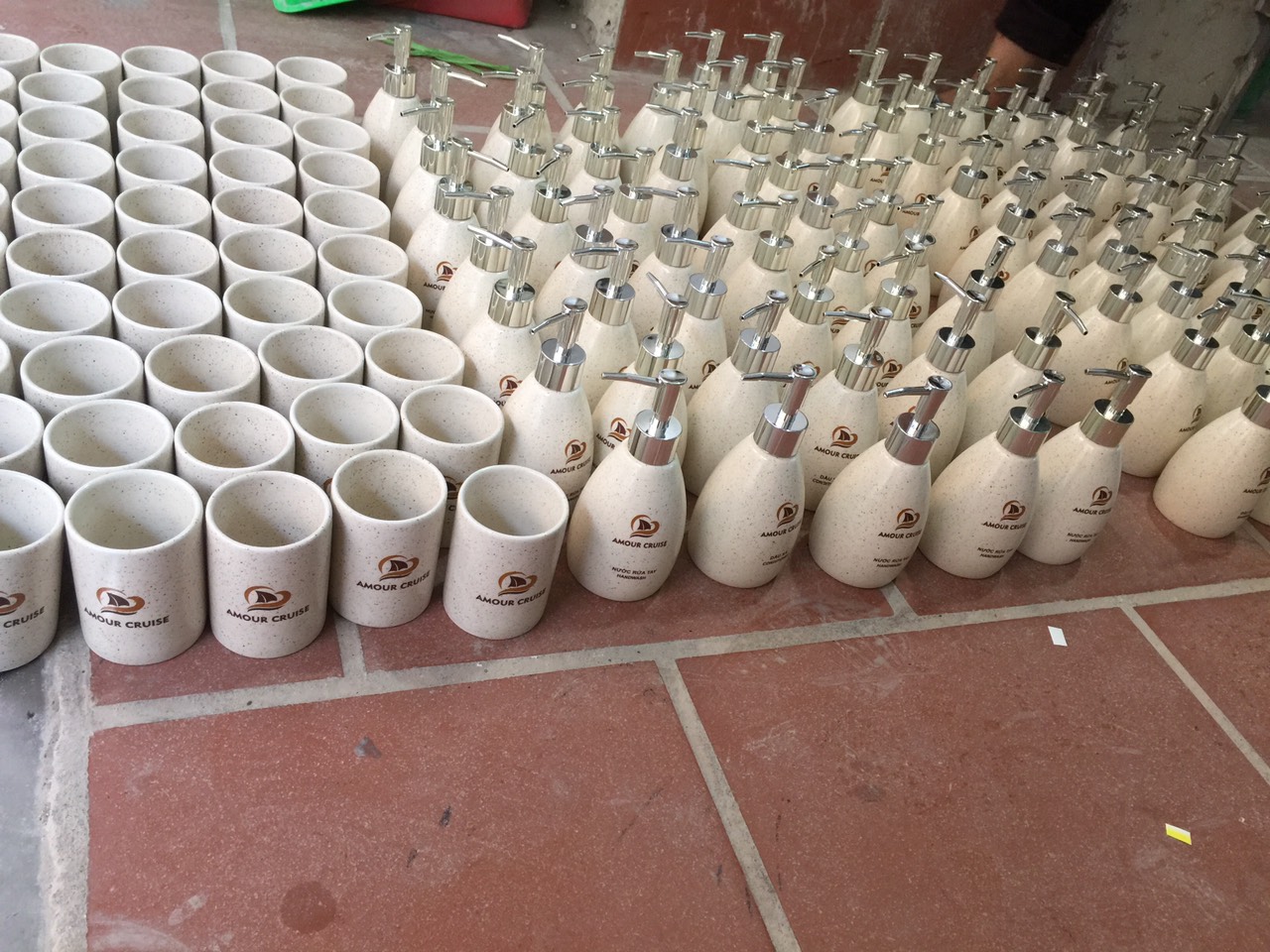 Hoàn thành đơn hàng 200 bộ bình dầu gội sữa tắm gốm sứ in logo cho Amour Cruises Hạ Long  8